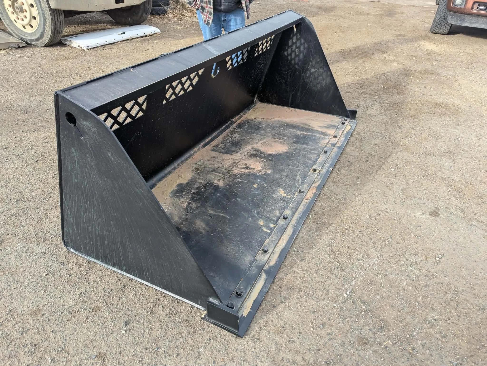 WR Ranch Supply 8ft snow bucket, Side view