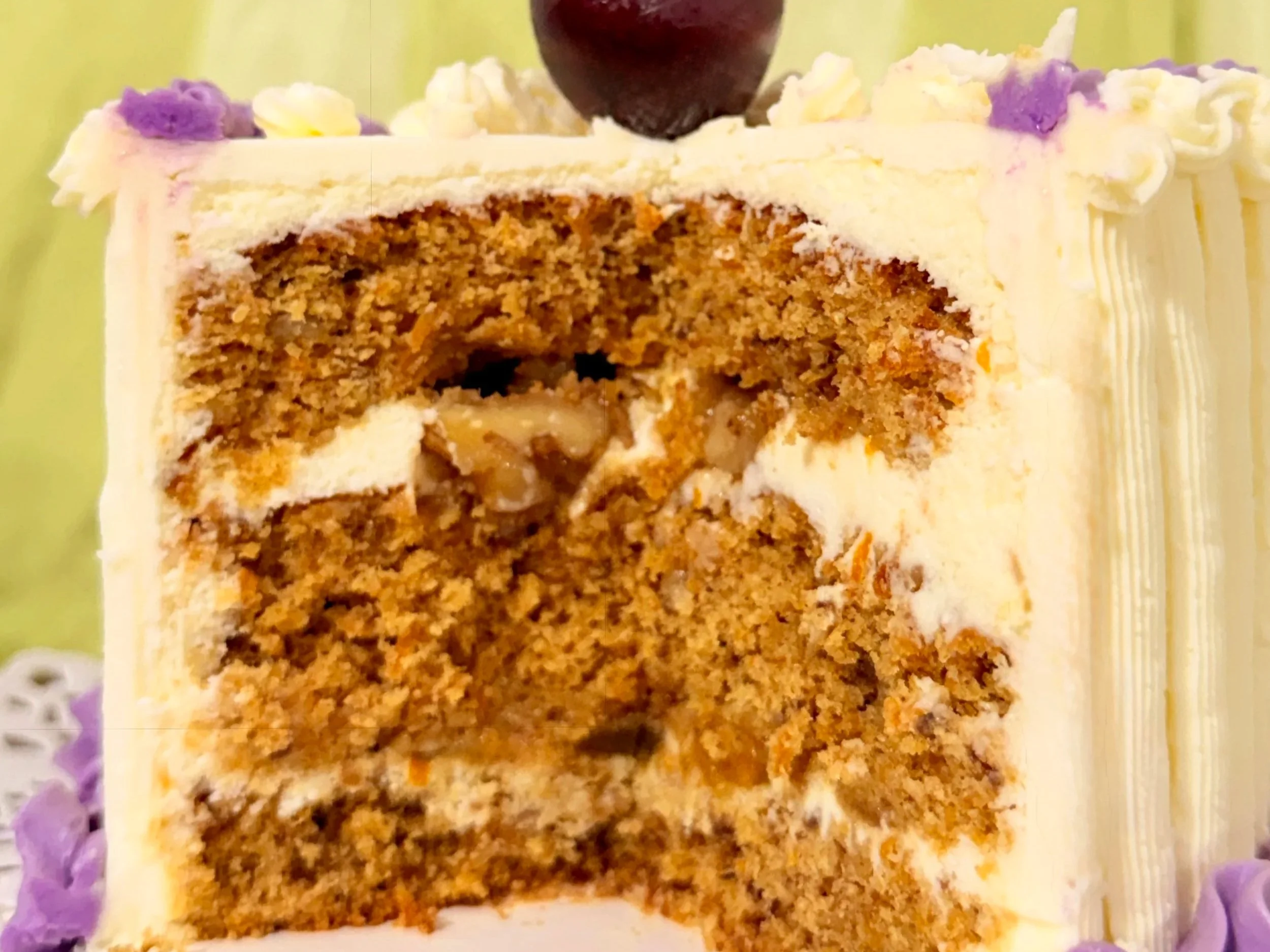 Torta Camila:
carrot, orange and brown sugar sponge, fresh fig jam, candied walnut, swiss meringue cream cheese icing