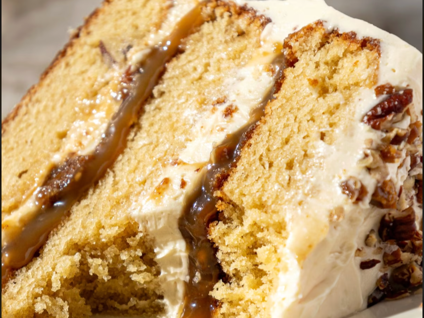 Cinnamon Swirl (vegan option available) 
Vanilla bean and cinnamon sponge, brown sugar spice sauce, vanilla and cinnamon buttercream