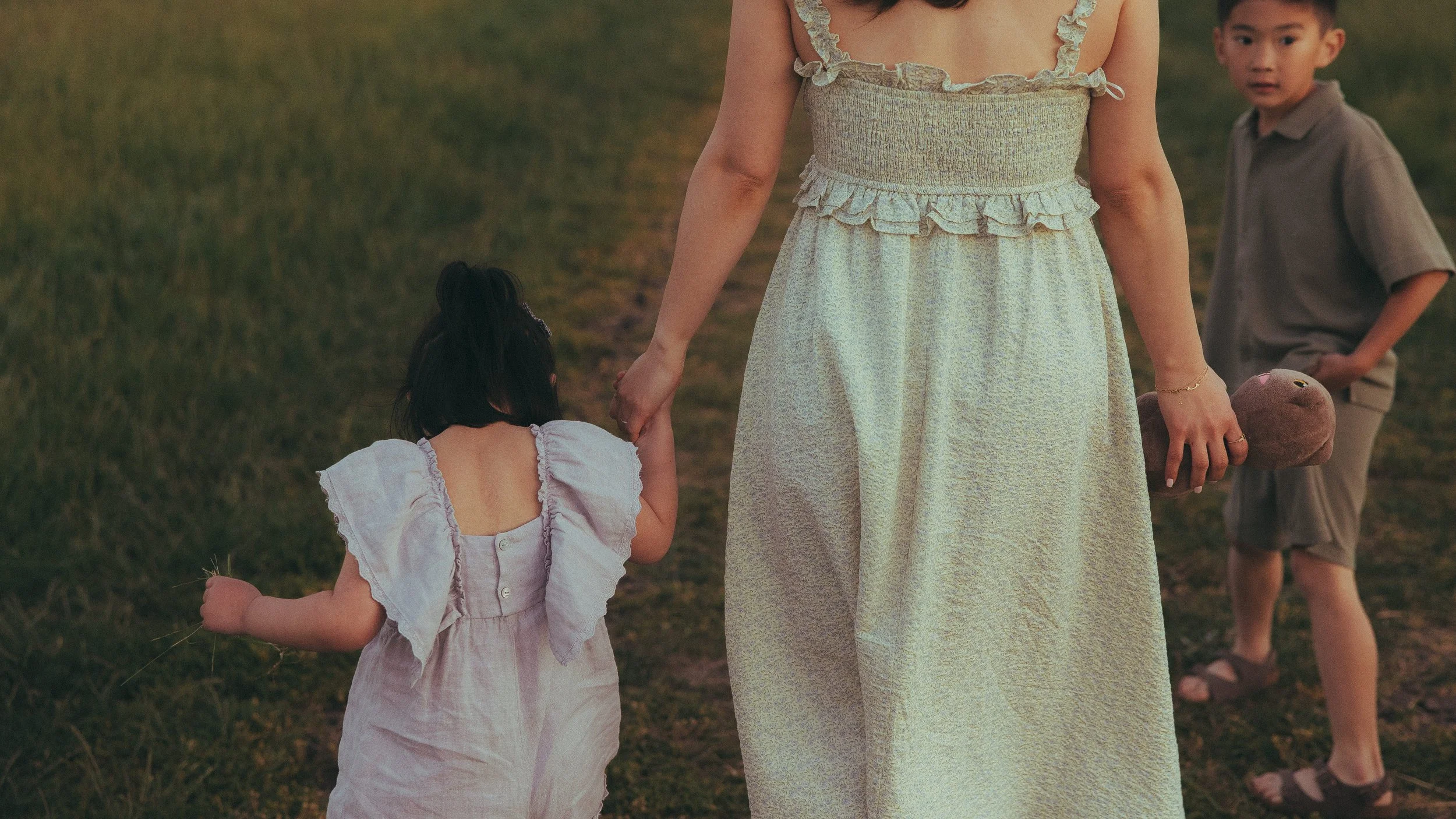 Oahu outdoor family photography in grassy field