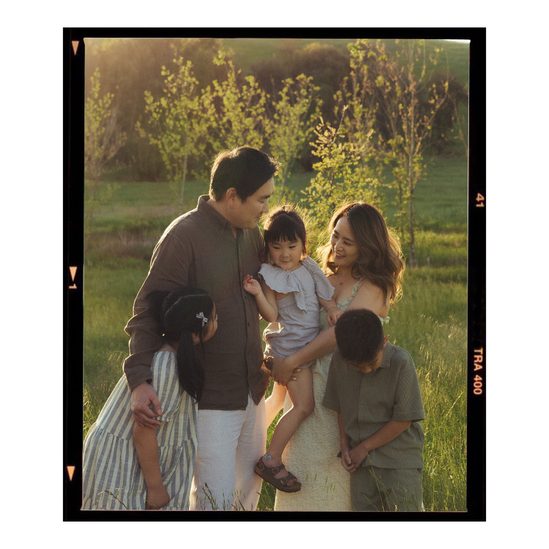 Oahu large family photography in open field