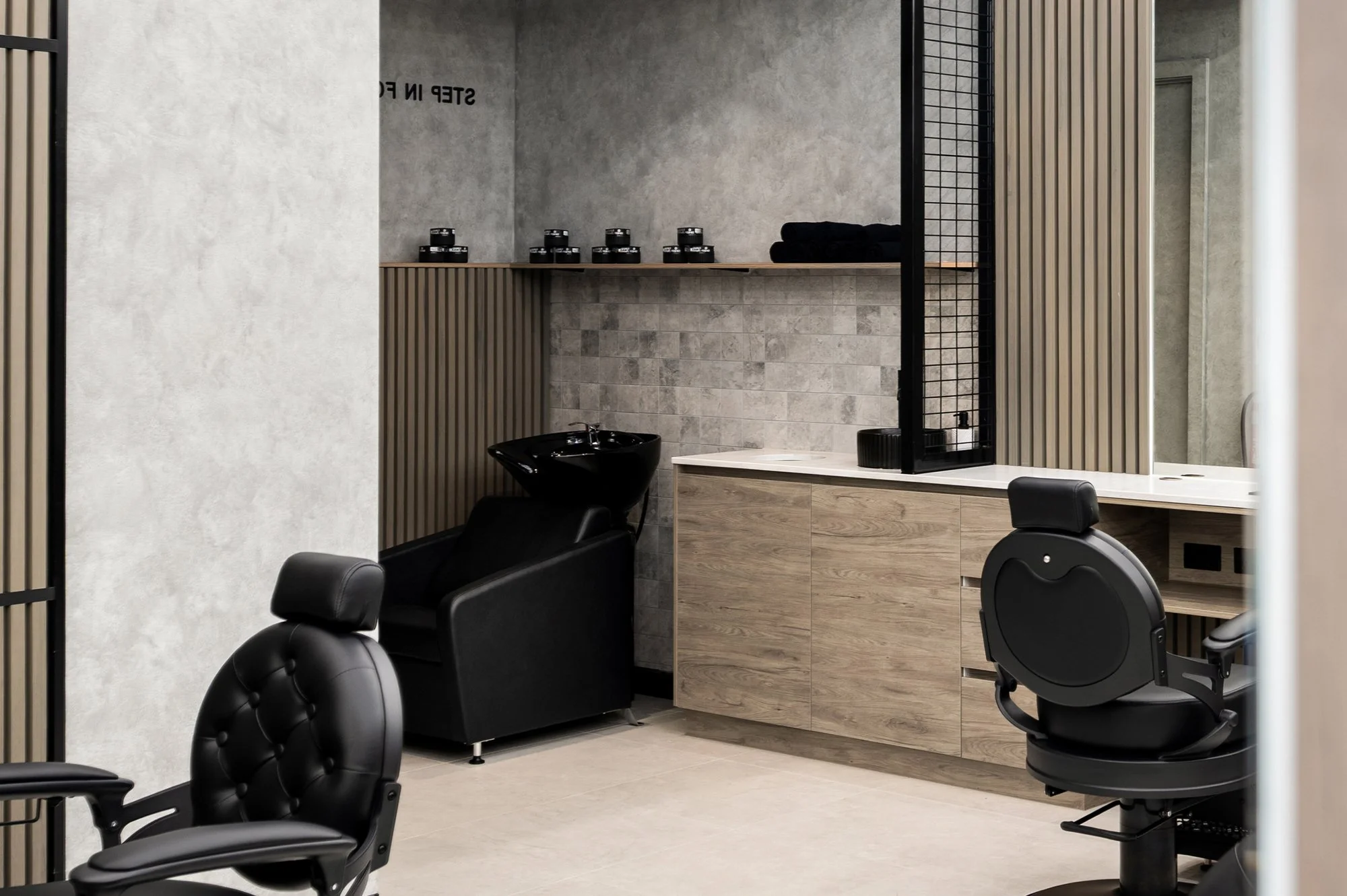 R1_04_JBBarbers(O).jpg