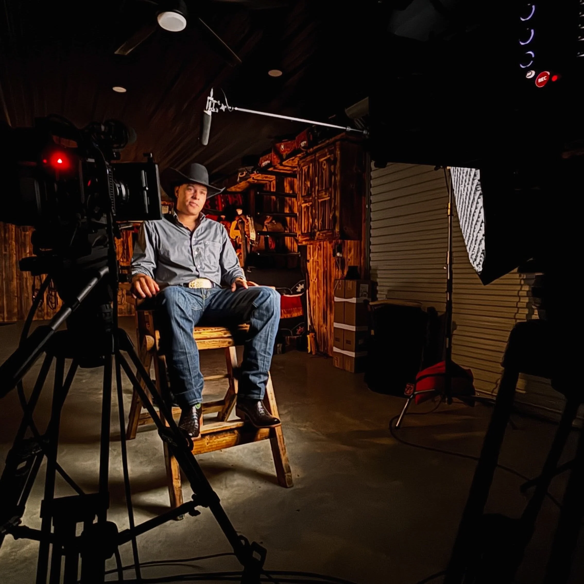 Trying to keep up on these posts! Throw back to two days ago shooting a new series on @themoneymayfield. Young rodeo hotshot with mad swagger. 🤠💰🐴