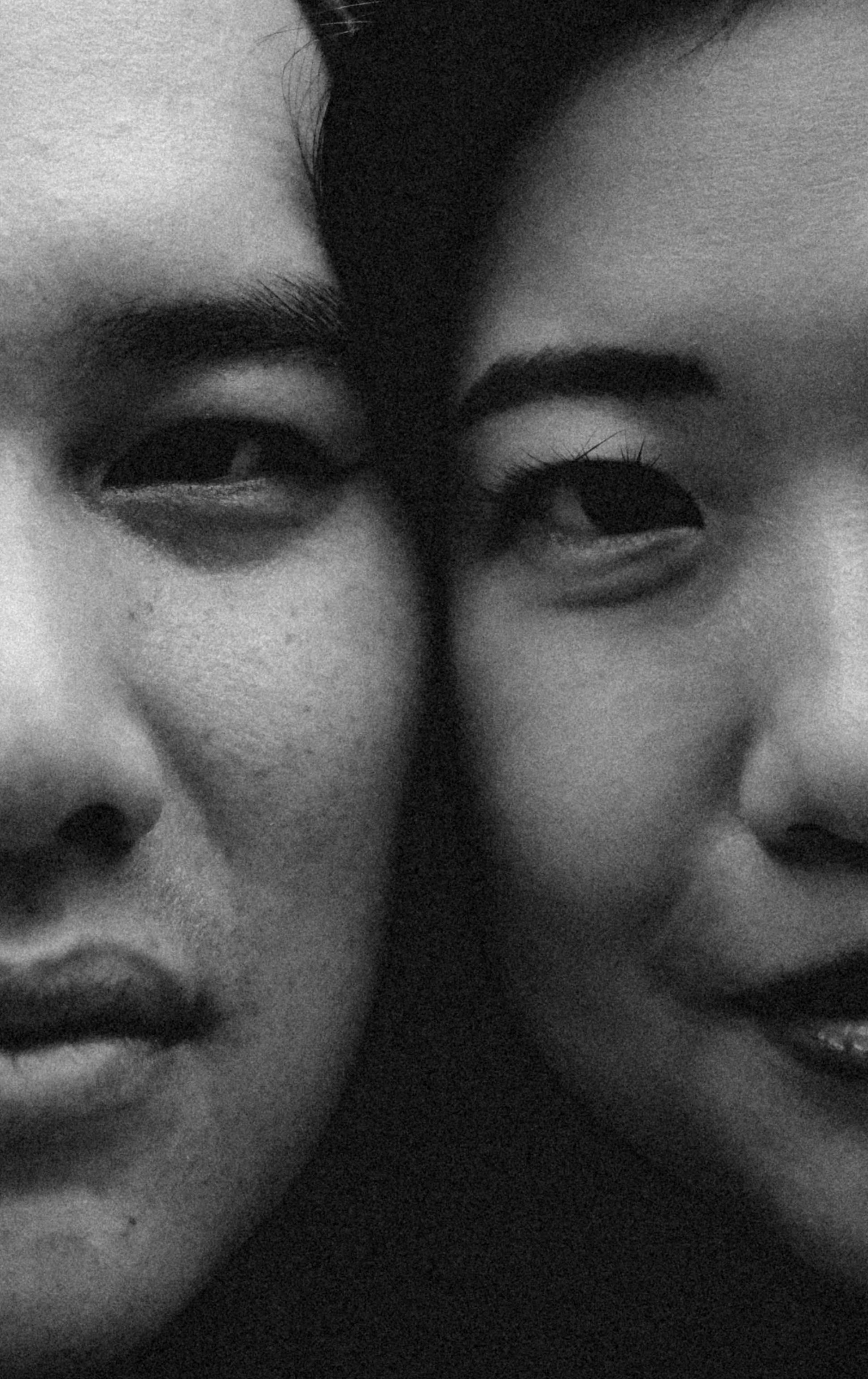Primer plano en blanco y negro de la cara de una mujer con ojos cerrados y expresión serena.