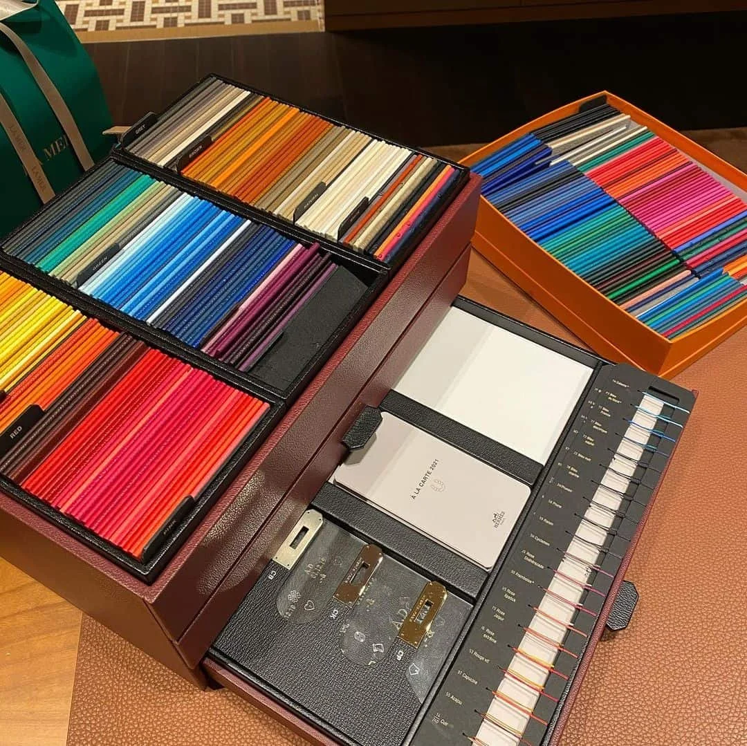 눈 덮인 산맥과 산책로 주변에 지어진 목조 건물