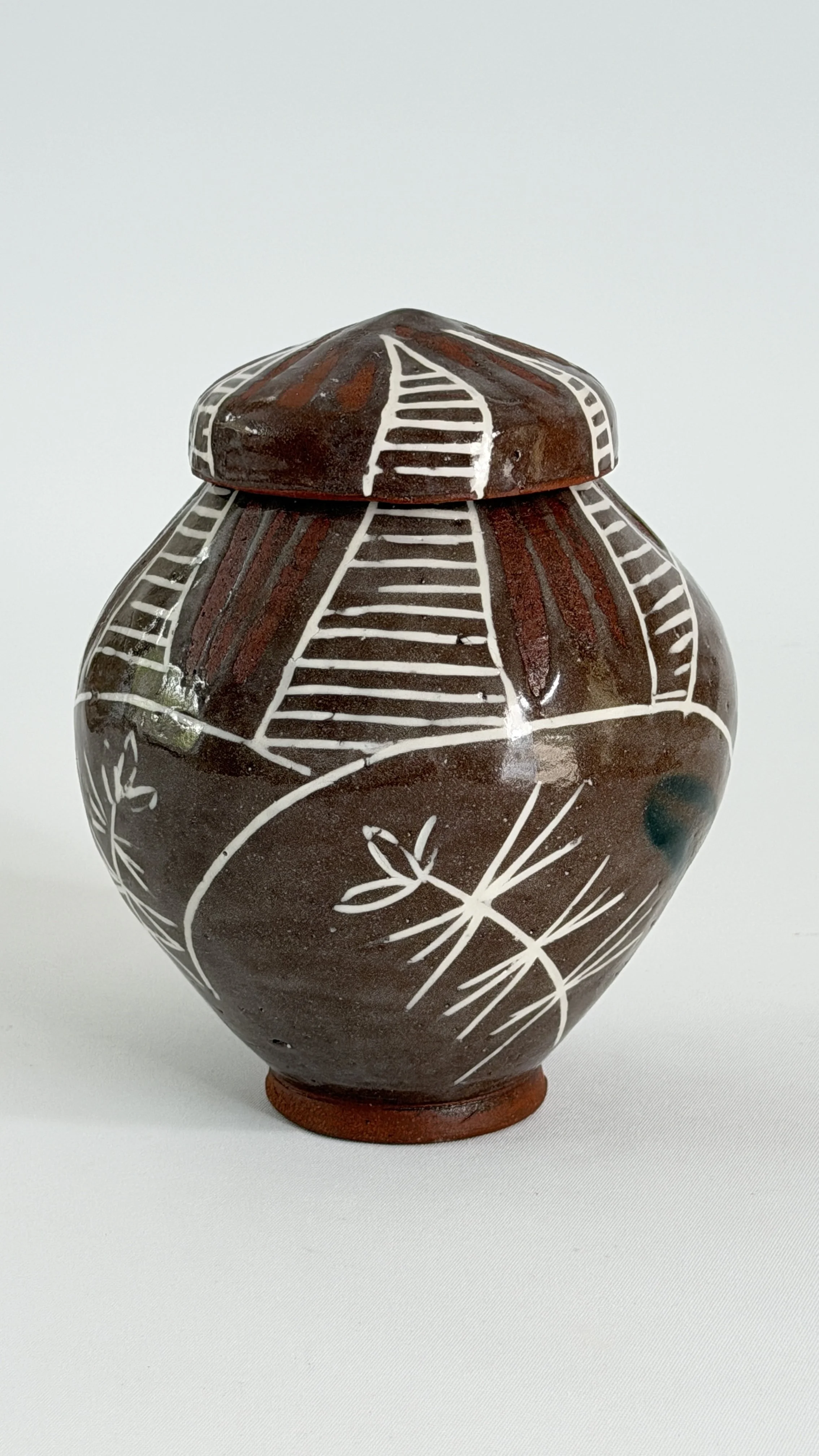 Ginger Jar .
Mid Fire Dark clay, inlaid slip, glaze. Wheel-thrown.
17x14 cm