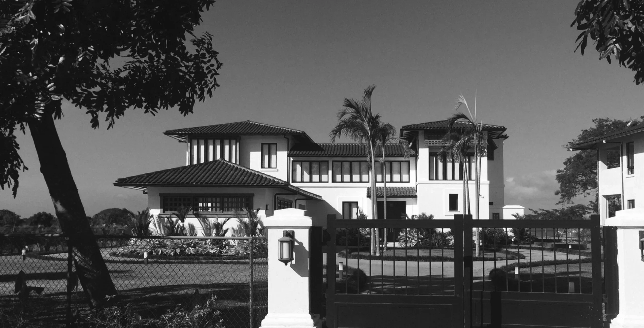 Black and white architectural photography of a modern house created by Arosemena and Way and photography by Firma Brandt.