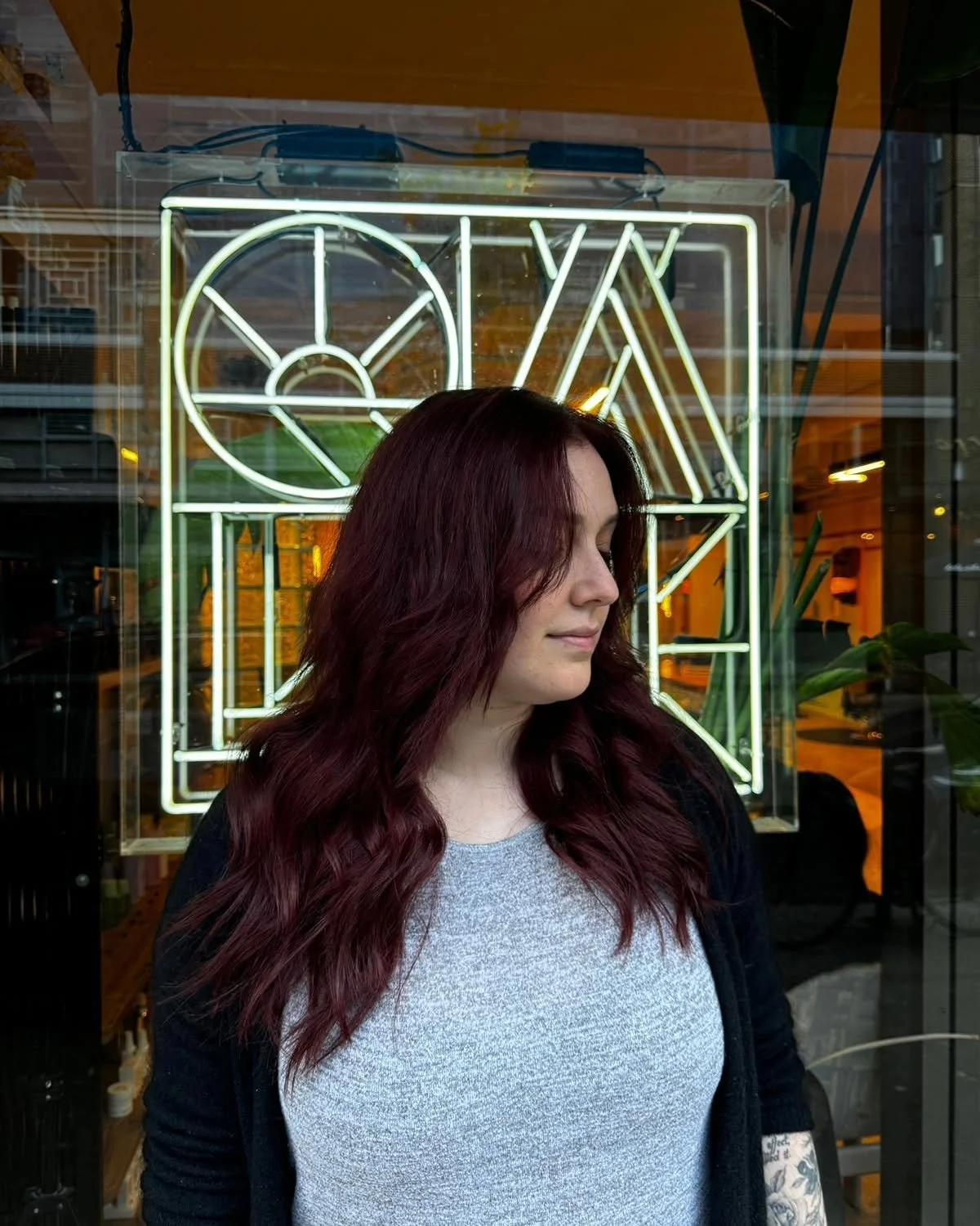 After and before of 🦋 Nadia 🦋
Both fab ! But we are changing it up! 
Extenstions really help you to not cut your hair in that " ohhh its annoying me flipping stage...." we've all been there. Myself included 🤭

16" Sahara extensions 