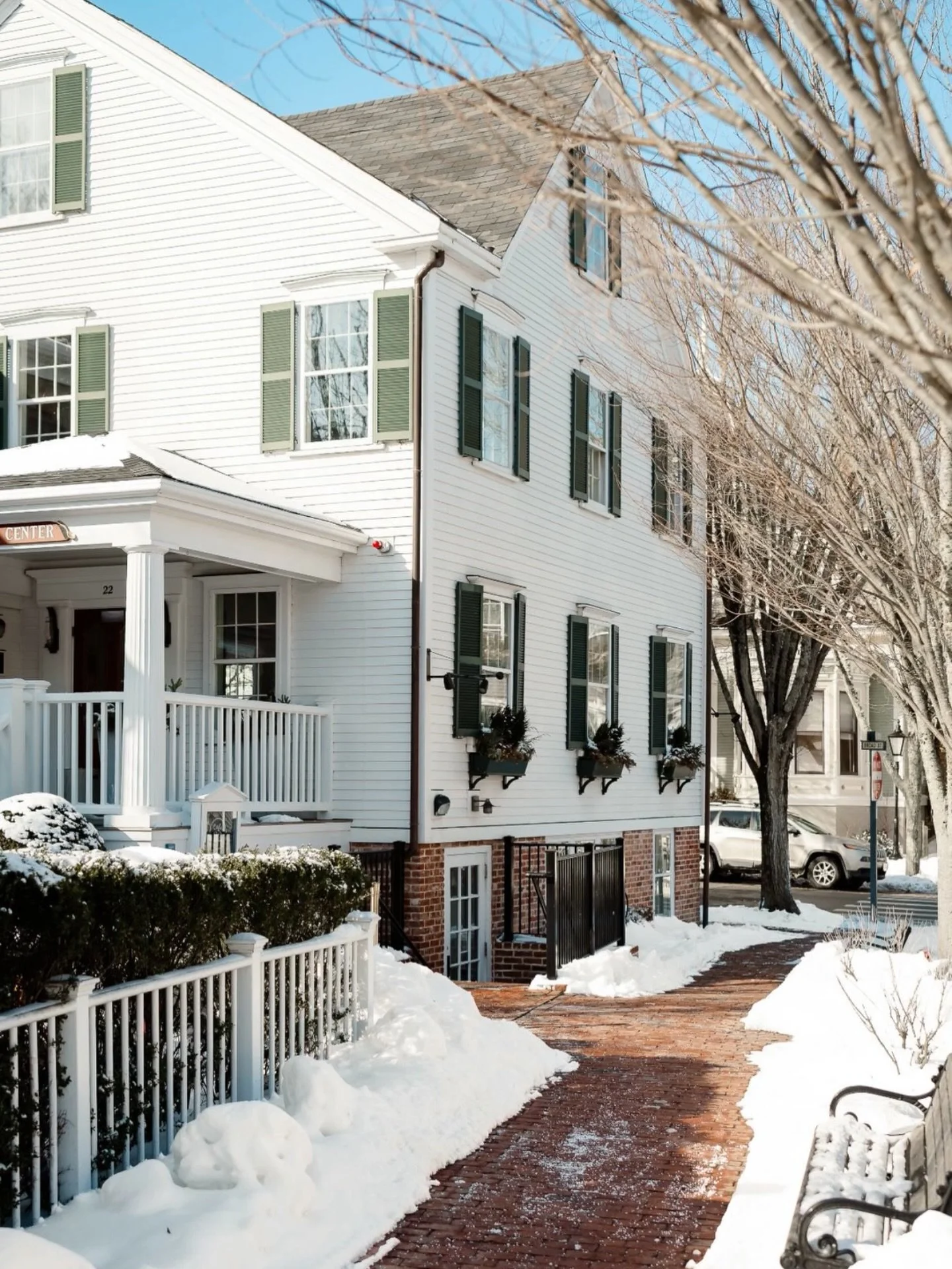 If it&rsquo;s snowing, it&rsquo;s basically a sign to grab a hot drink ❄️☕️ Happy Monday!

Photography: @barbarazacharyphotography 

#nantucket #caf&eacute;22 #nantucketisland #natucketlife #caf&eacute;