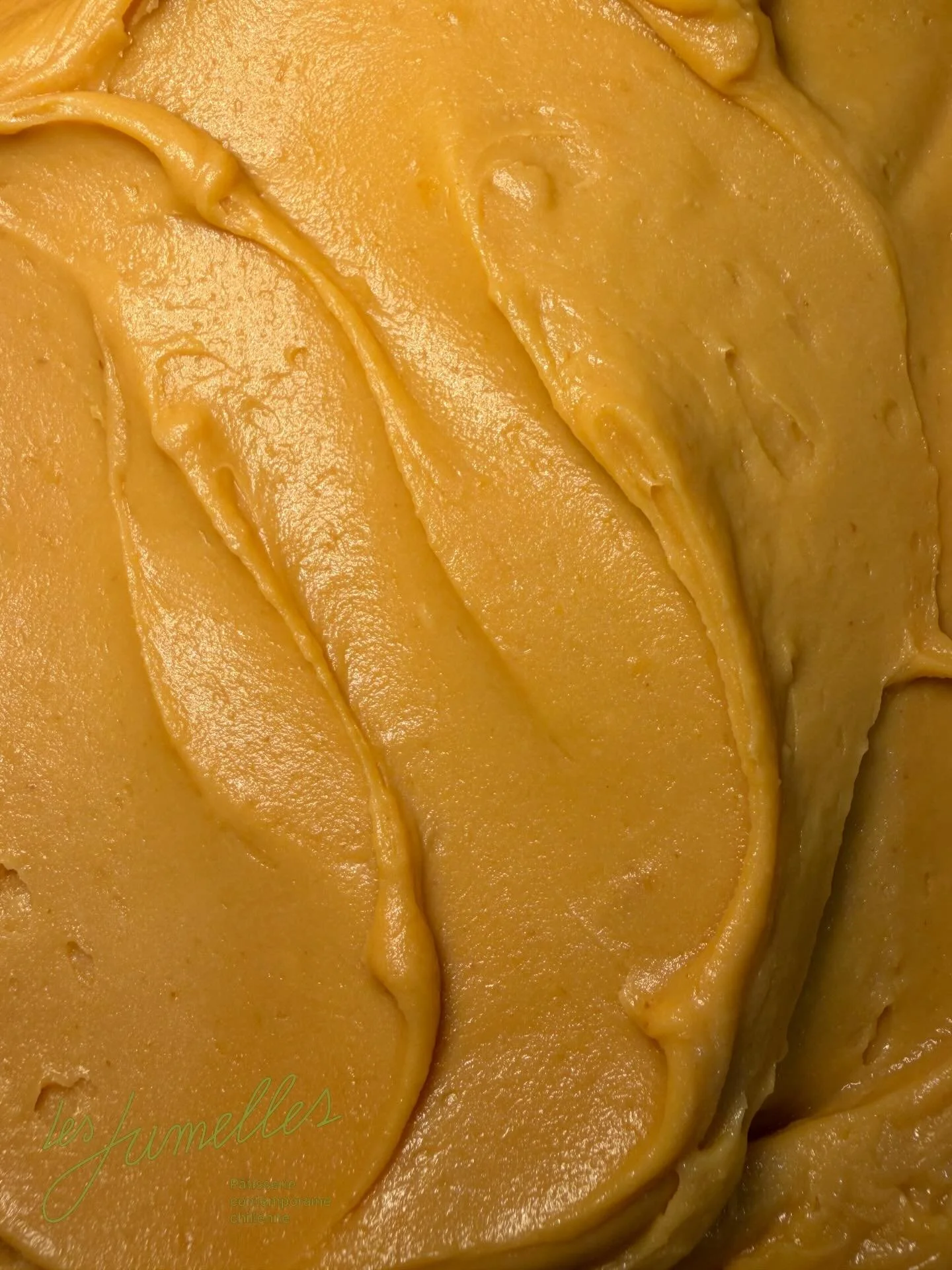 On dit qu&rsquo;une cuill&egrave;re, c&rsquo;est suffisant&hellip;
mais personne au Chili a encore r&eacute;ussi &agrave; le prouver 🤭🇨🇱
Dulce de leche &agrave; la l&uacute;cuma maison, le genre qui commence par &lsquo;juste go&ucirc;ter&rsquo;&he