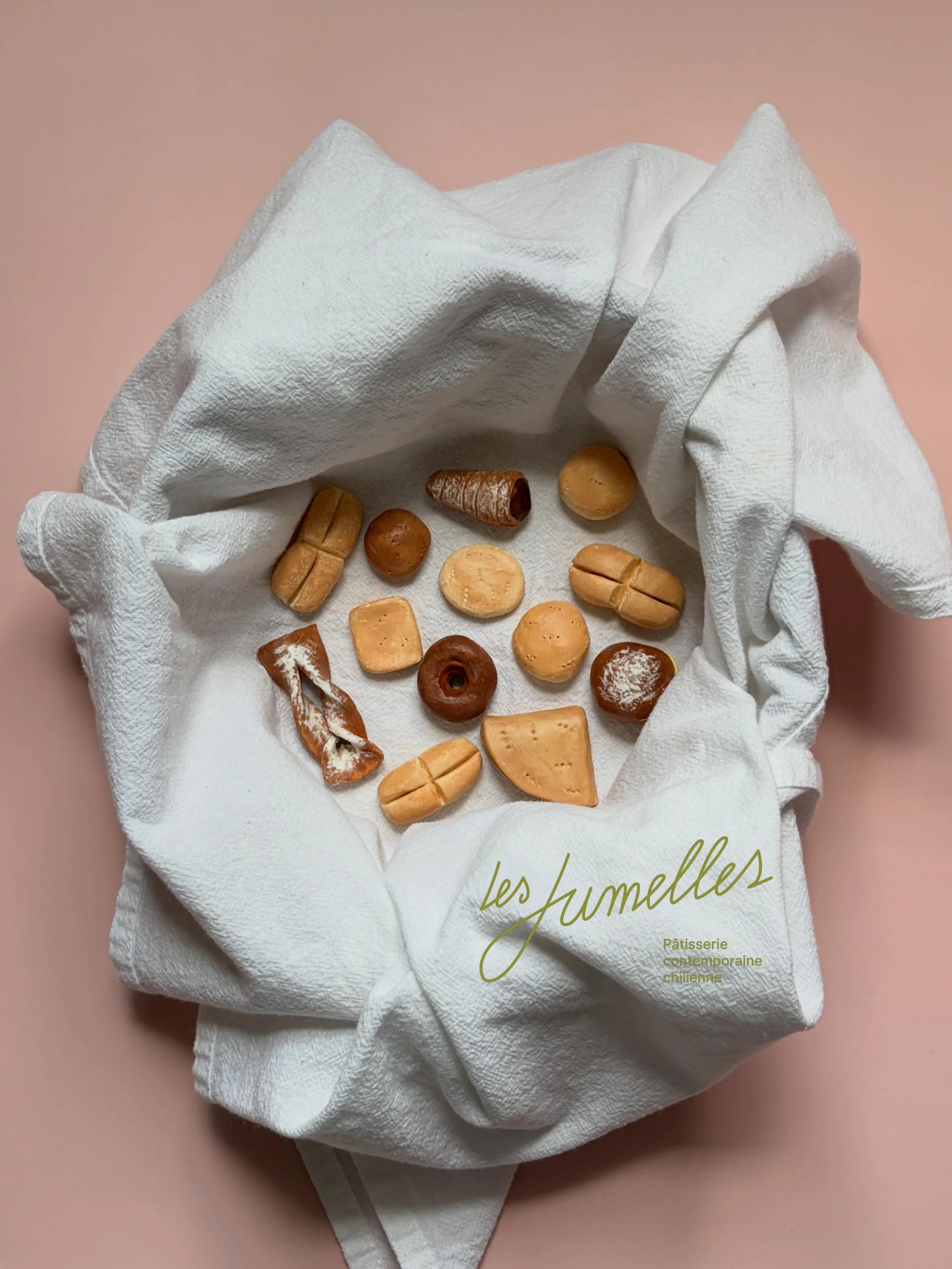 On ne voulait pas faire un merch classique&hellip;
alors on a cr&eacute;&eacute; des mini pains chiliens 🥹🇨🇱
Des pins et aimants faits &agrave; la main, inspir&eacute;s des boulangeries, des &ldquo;onces&rdquo; et des saveurs qui nous rappellent l