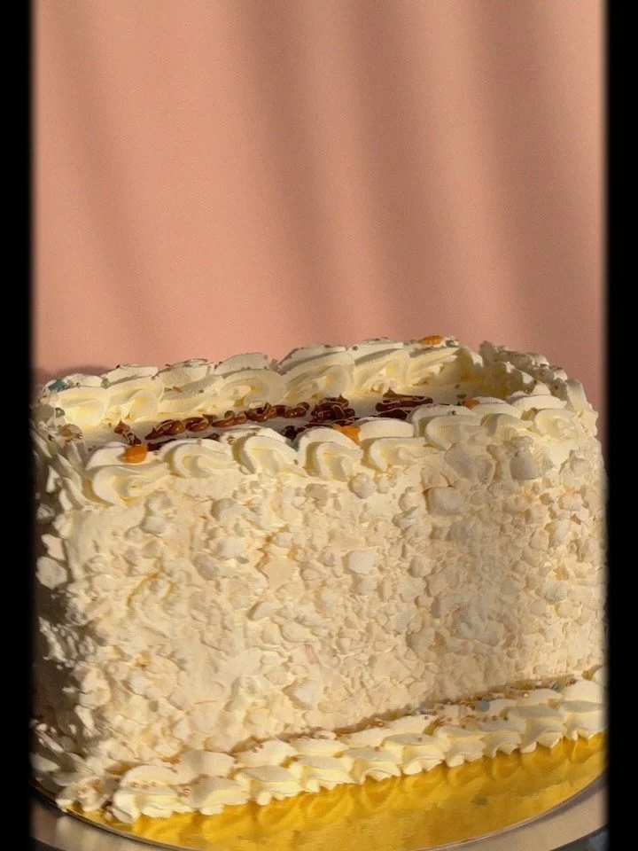 Un petit go&ucirc;t du Chili &agrave; Montr&eacute;al. 🇨🇱❄️
Notre g&acirc;teau glac&eacute; meringue et framboise rappelle les &eacute;t&eacute;s de notre enfance, les moments en famille et les souvenirs qui r&eacute;chauffent le c&oelig;ur. Frais,
