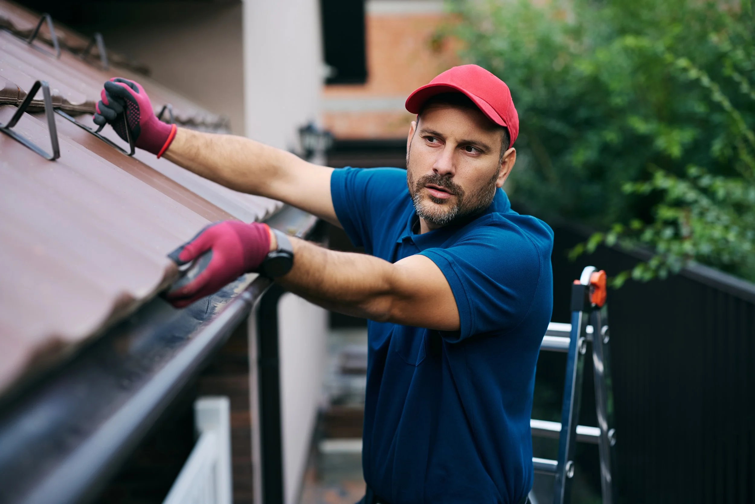 Gutter cleaning service for commercial building in Bathurst NSW