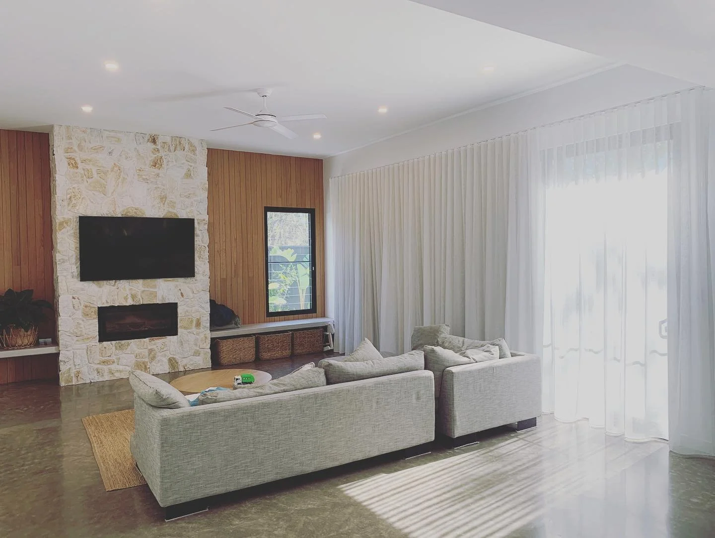 Had the pleasure of suppling and installing sheer s-fold curtains with a block out curtain behind the sheer for added privacy for this new build in cabarita beach 
#sheers #curtains #blockoutcurtains #wavefoldsheers #newbuild #cabaritabeach #northern