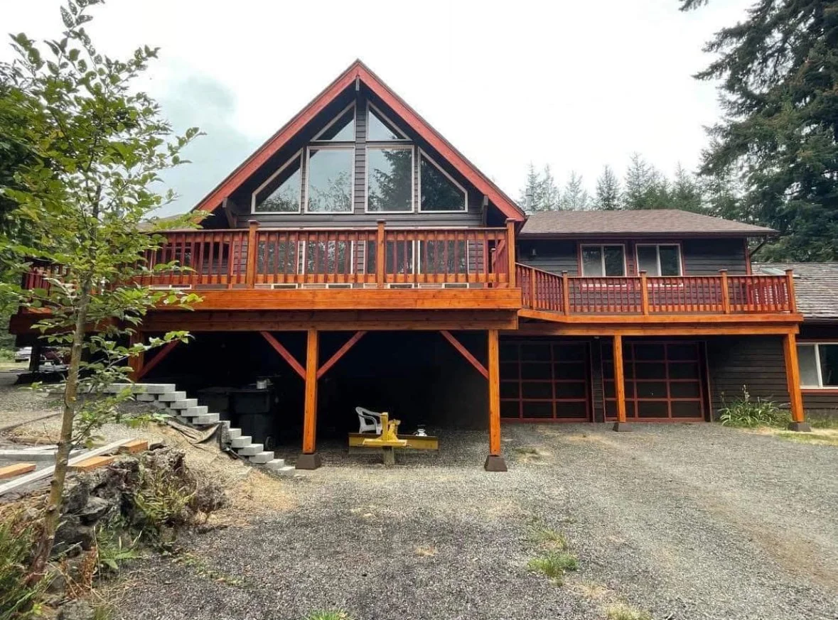 Oranssi carpenter using bench saw