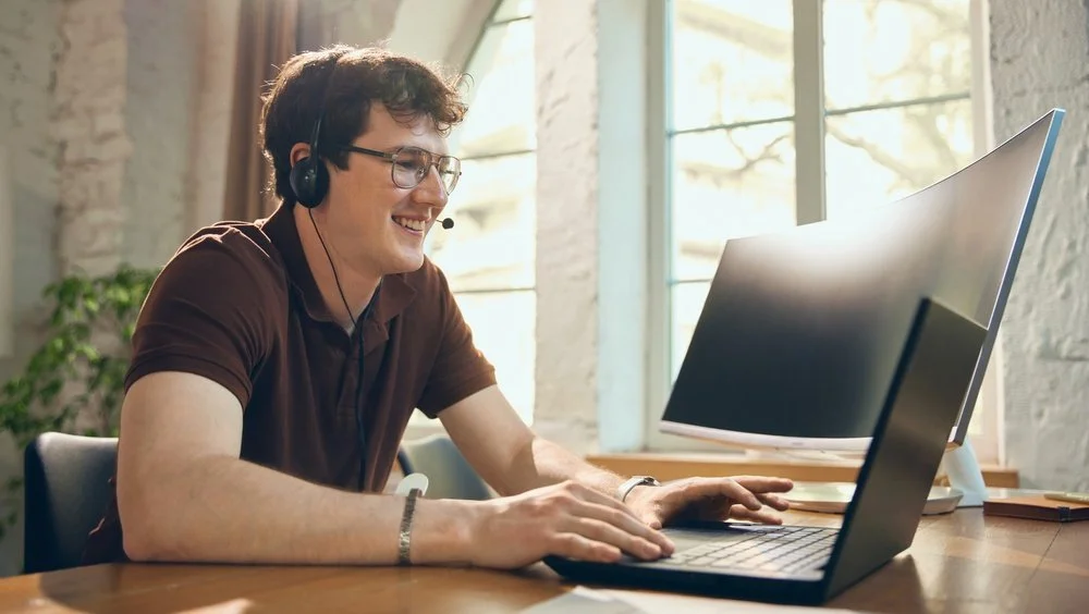 Gennix technician providing onsite IT support Surrey BC to a business team in their office