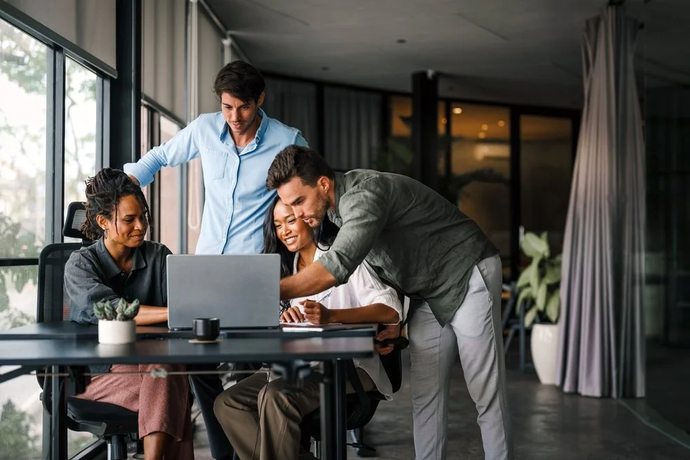 IT support Vancouver specialists from Gennix assisting employees with troubleshooting and system setup.