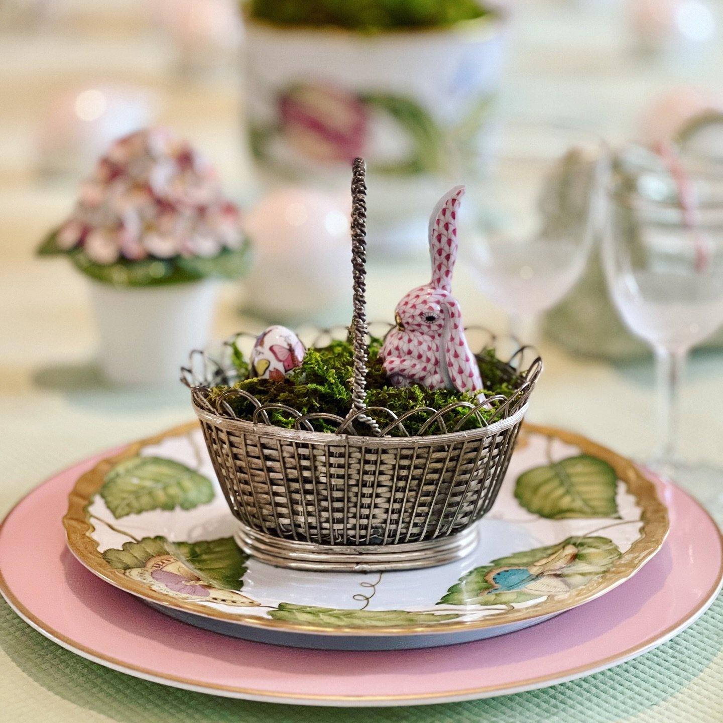 Easter Tablescape @trunkcurated #easter #eastertablescape #eastertablesetting #tabletopdecor