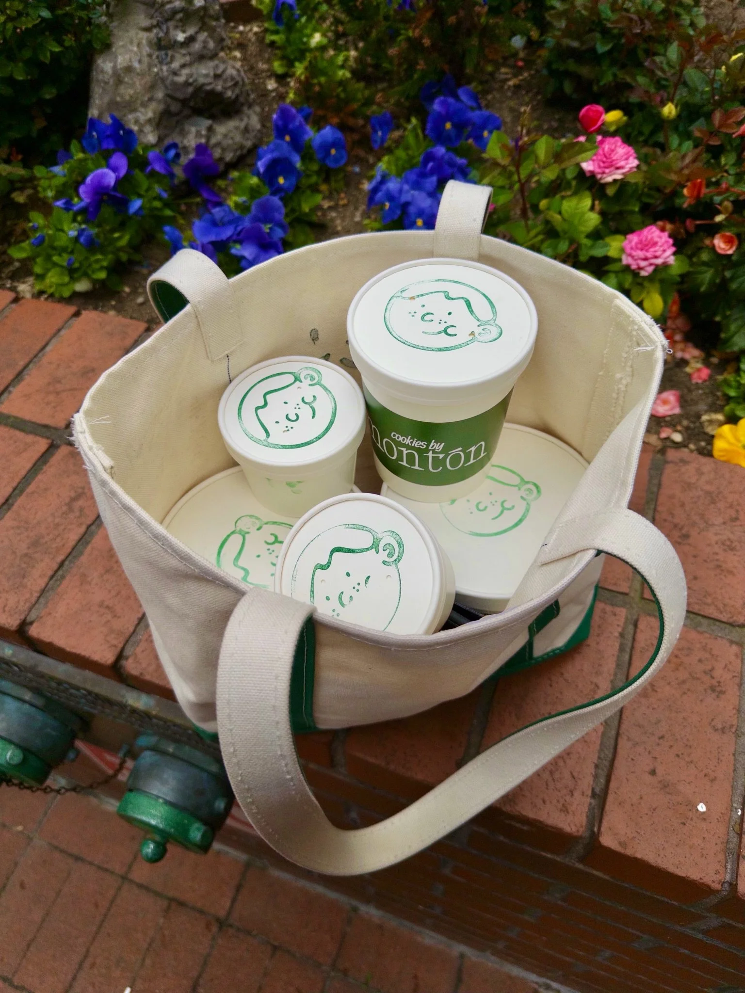 What&rsquo;s on your tote bag? First orders of the season up and running! First come first baked, get your cookies at your doorstep,  link to order in the bio.