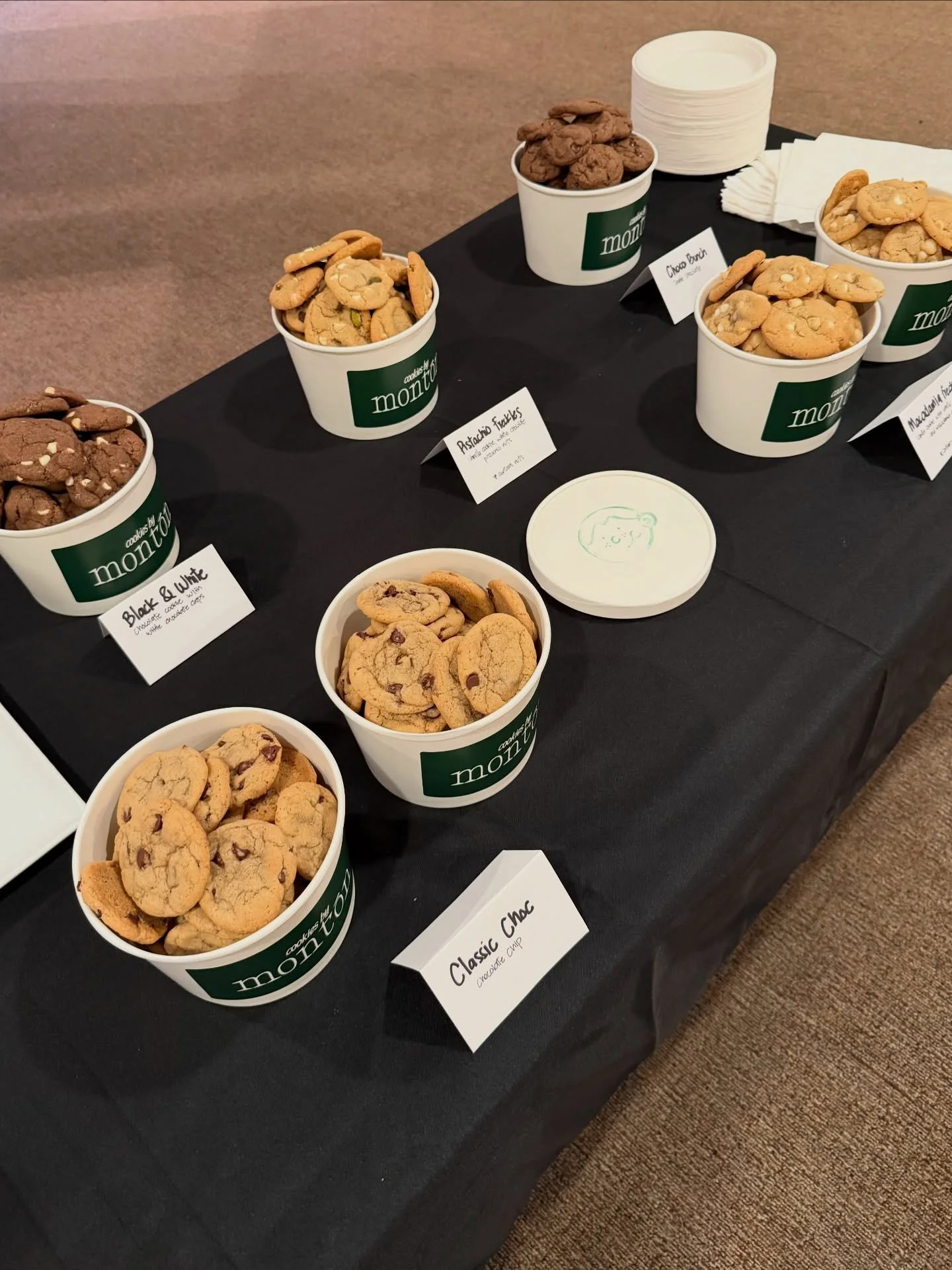 Need a mont&oacute;n (a whole bunch) of #cookies ? We&rsquo;ve got you covered. Celebrating our first catering event of 2026!
High-quality cookie flavors, fairly priced, right here in NYC!!
Message us to place a custom order. 

#nycbakery 
#cookiecat