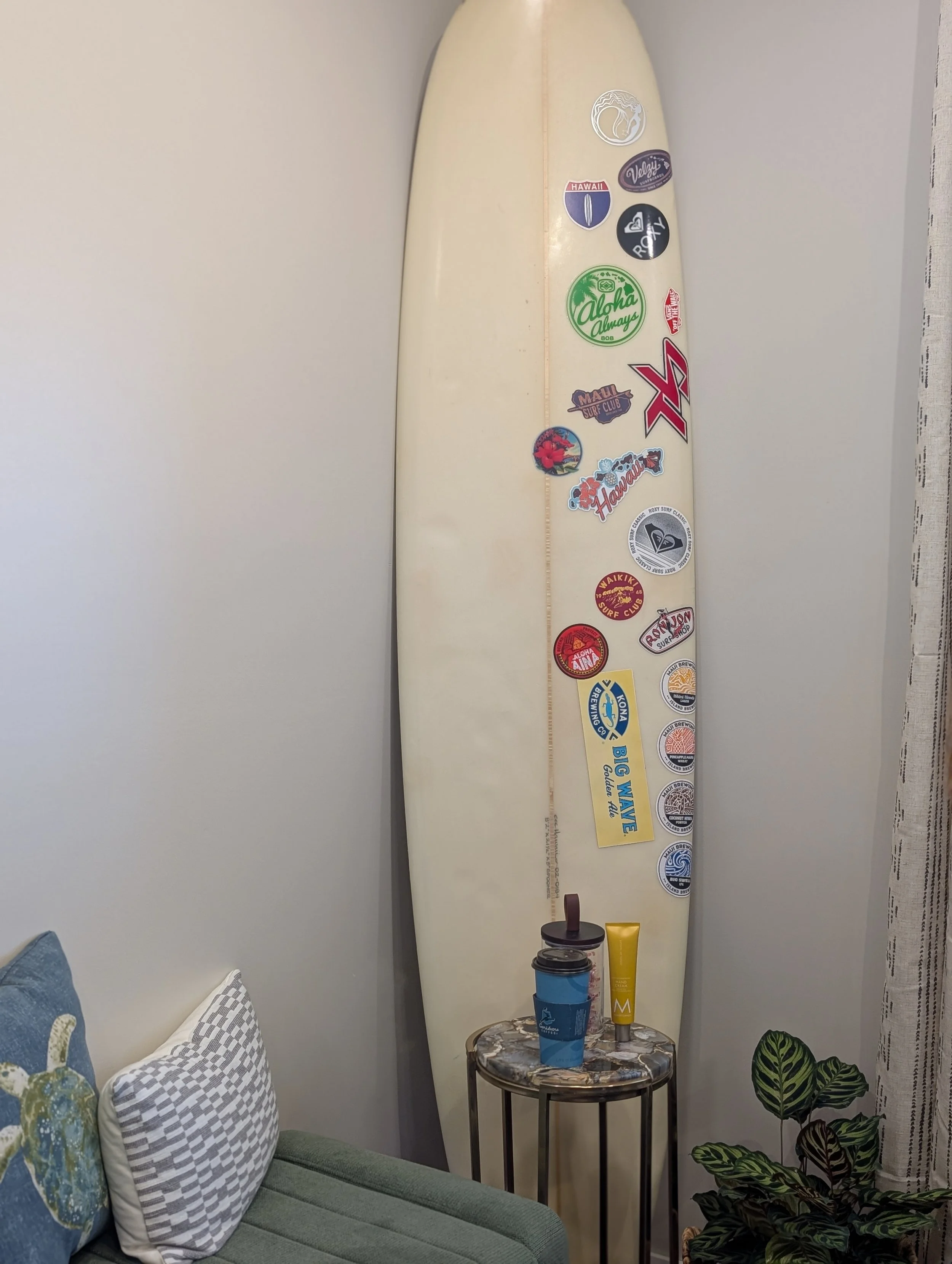 A surf board decor in Mana Style Co. provides the perfect atmosphere while getting pampered & makes you feel like you are in Hawaii