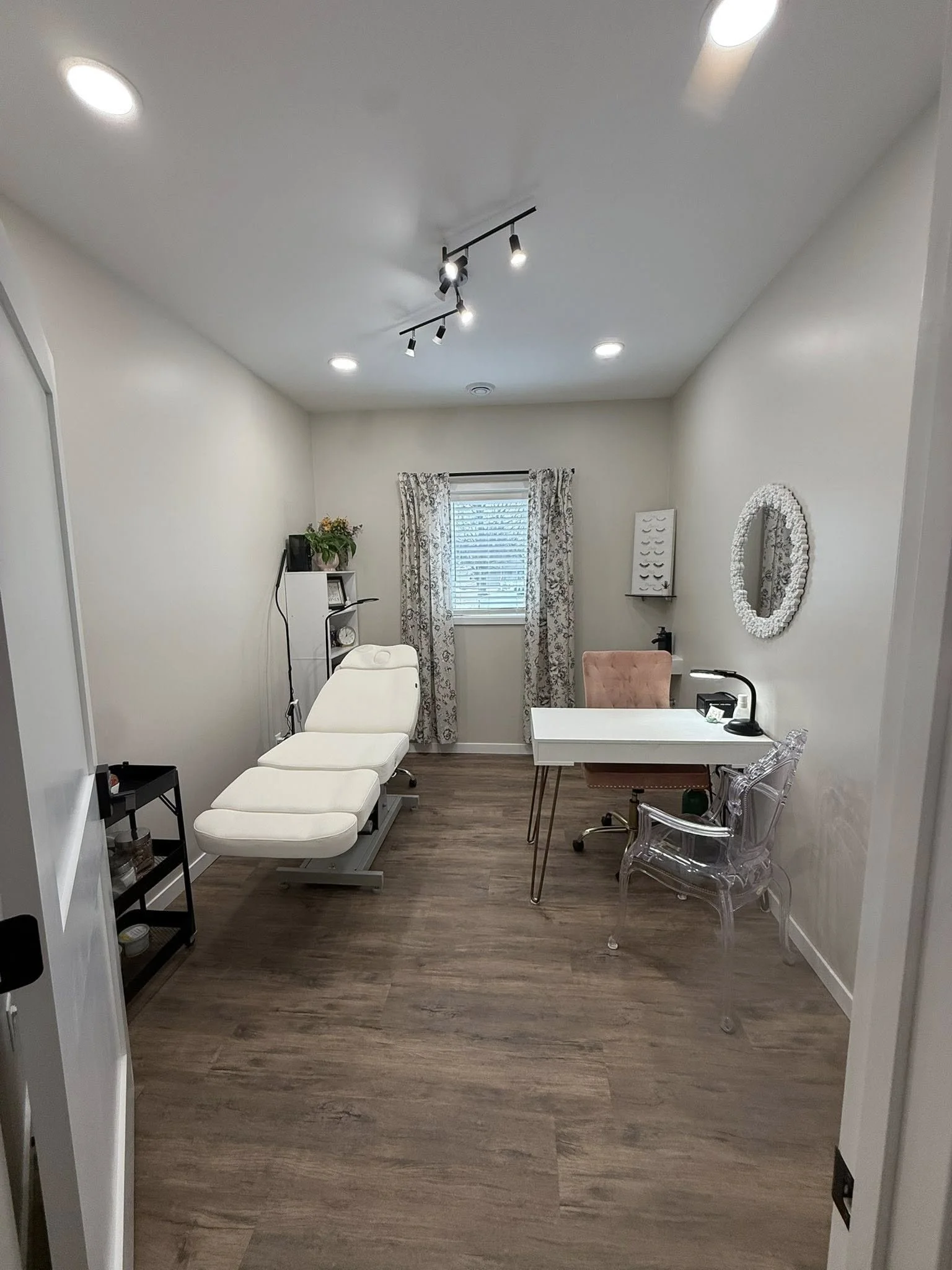 Lash and permanent jewelry room in studio 44 beauty and wellness suites in Red Wing, Minnesota