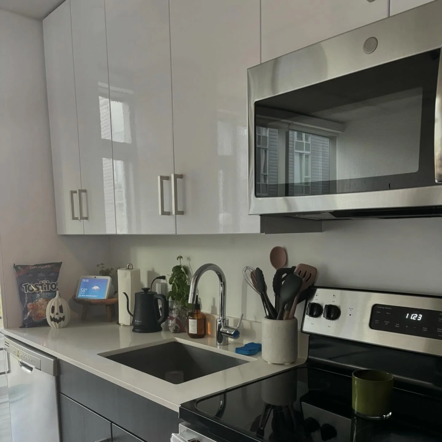 Experience a sparkling clean home with a professional cleaning service! Whether you&rsquo;re prepping for the holidays or just want a refresh, I offer deep cleans, recurring cleaning schedules, and move in/out cleaning services tailored to meet your 