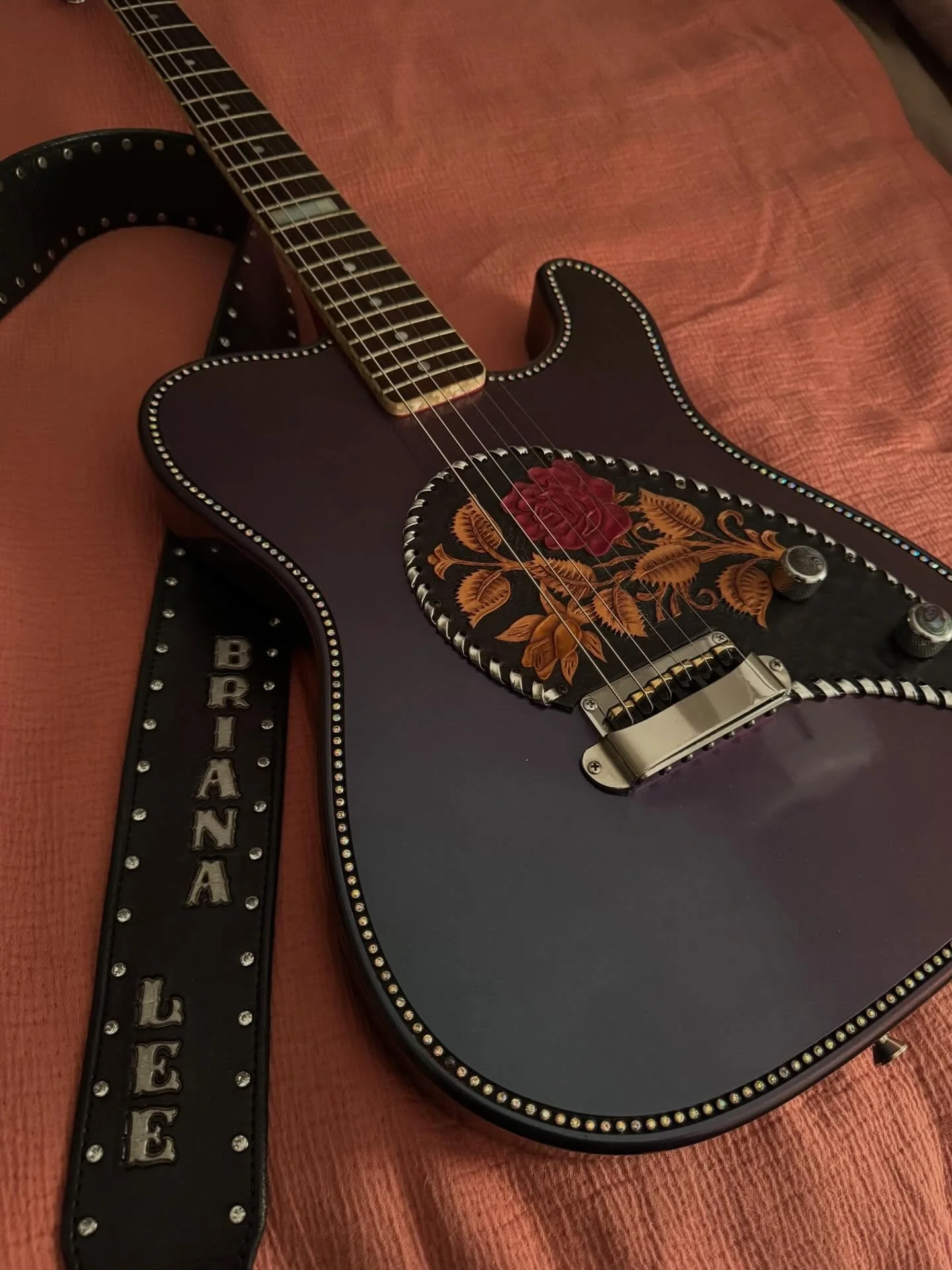 My very first custom Tomkins guitar 🌹
Not just an instrument but a work of art