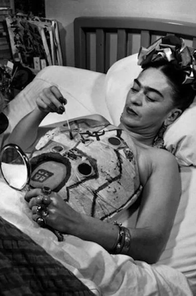 frida-kahlo-painting-her-body-cast-1340573739_b.webp