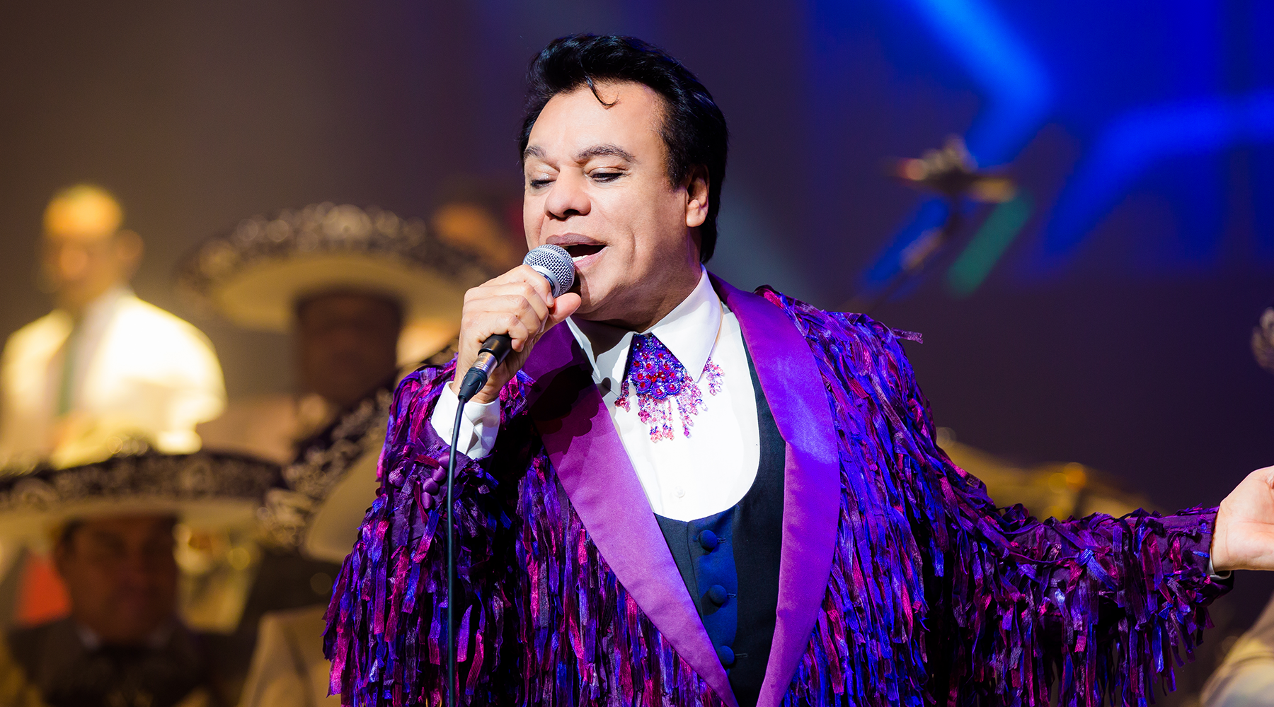 Juan Gabriel: El Divo que Transformó el Dolor en el Himno de una Nación