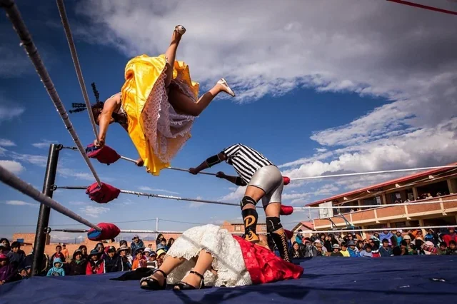 cholitas-luchadores-are-ready-to-rumble-indigenous-women-v0-2OXonyAQ7QXj8p0Do1DH1Cc78Zd9JKwN3gXh_w7kwO8.webp