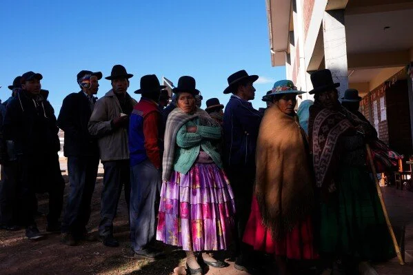 La Mujer de Pollera en Bolivia: Liderazgo y Orgullo Aymara