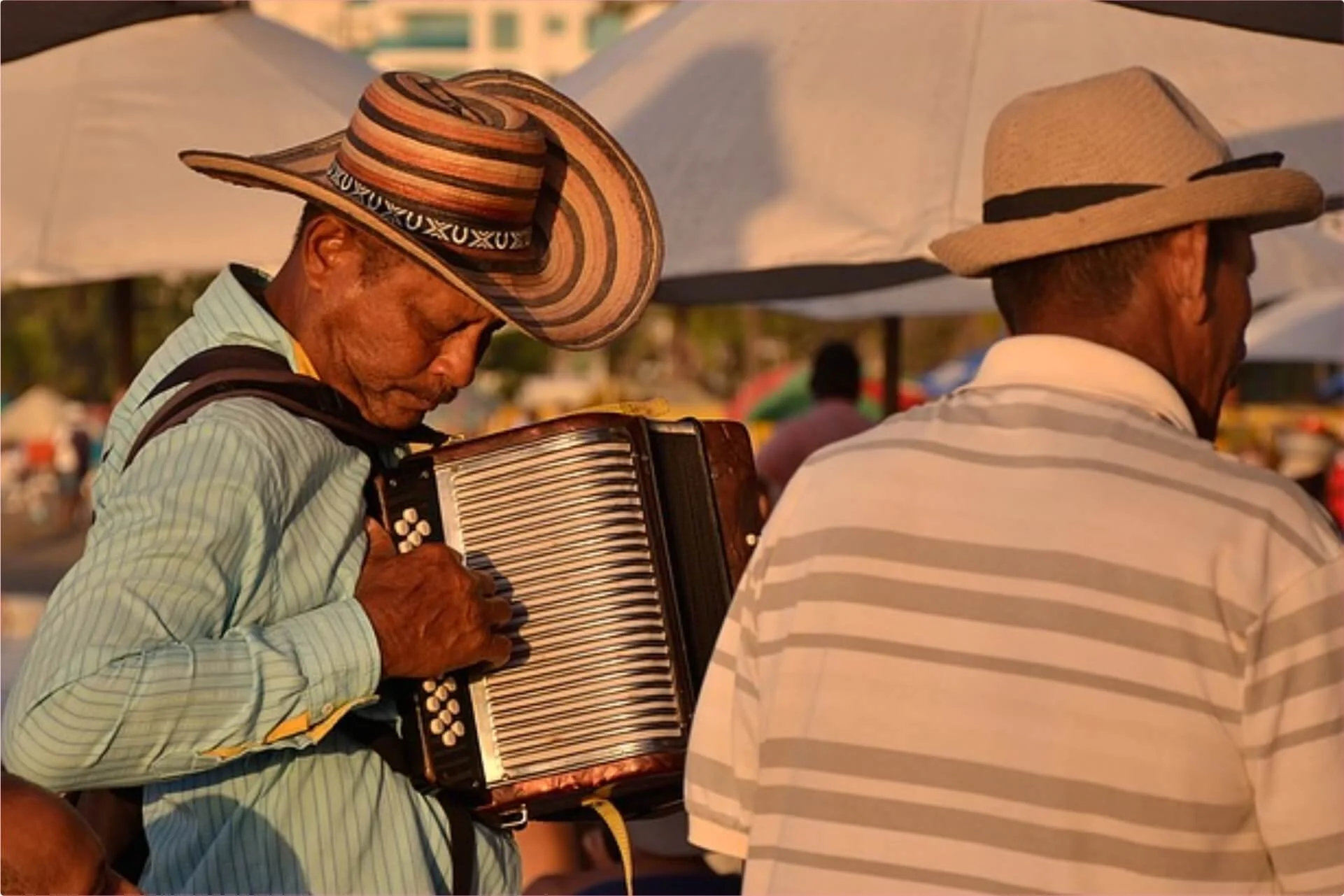 Hombre-acordeon-vallenato-social-Kamila-Lenes.jpg
