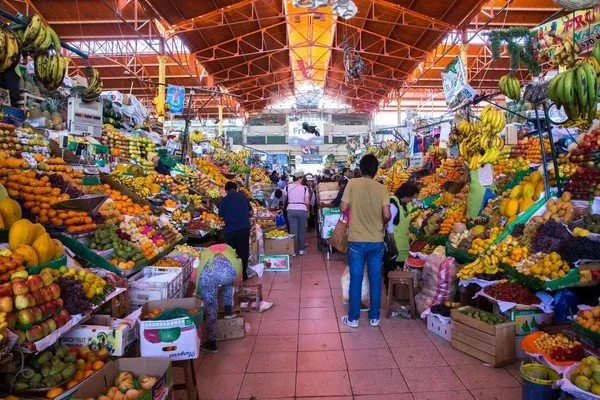 El mercado: El pulso vivo de la comunidad latina