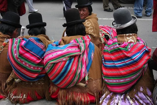 La Ingeniería Textil del Aguayo y el Rebozo: El Soporte de la Vida