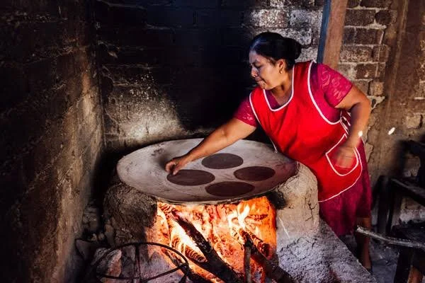 La Cocina de Humo y el Comal: El Centro de Gravedad Matriarcal