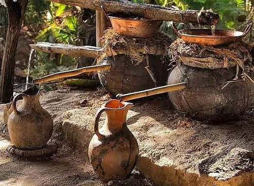 La destilación en olla de barro del mezcal: alquimia y física de la arcilla