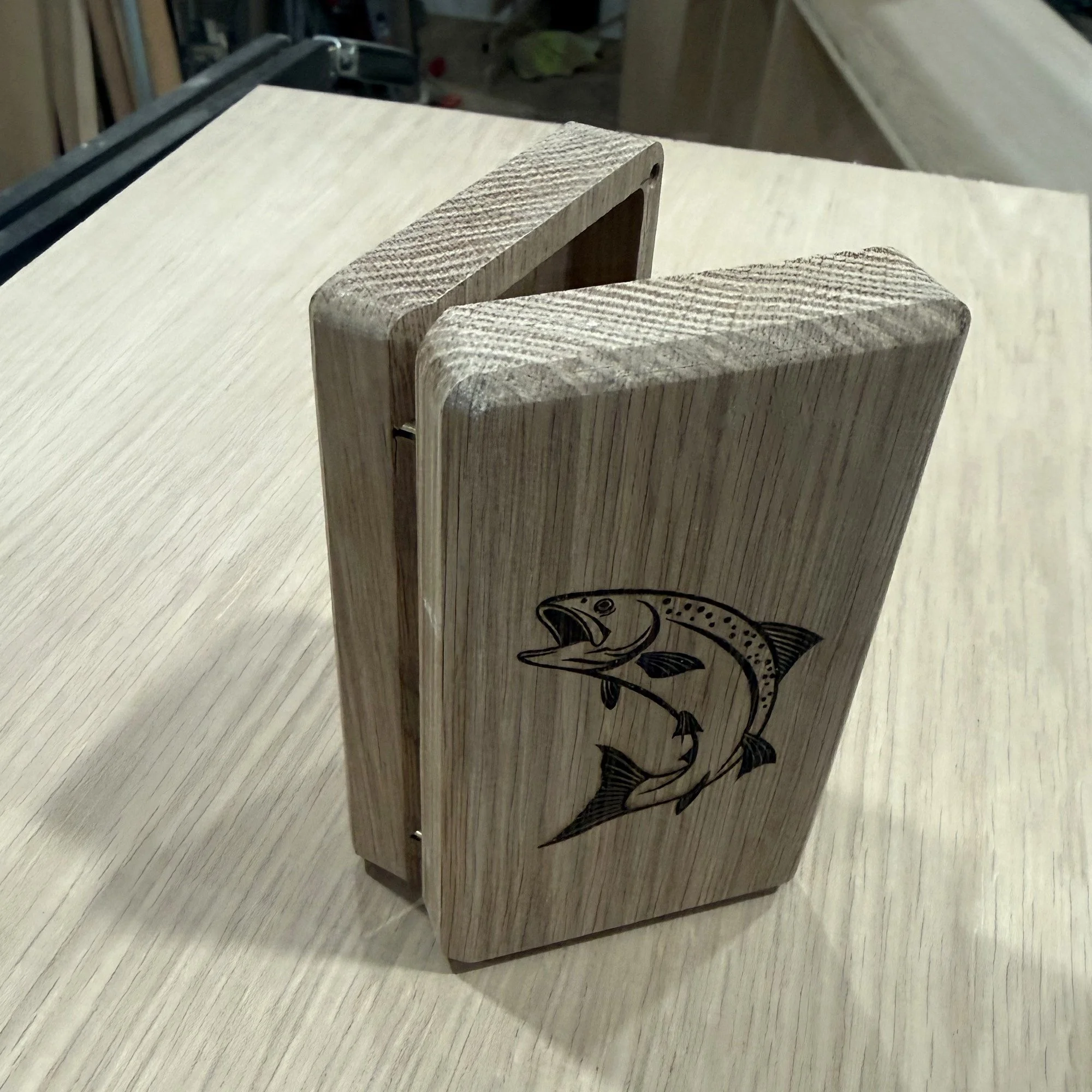 02_whiteoak-fly-box-side_retouched.jpg