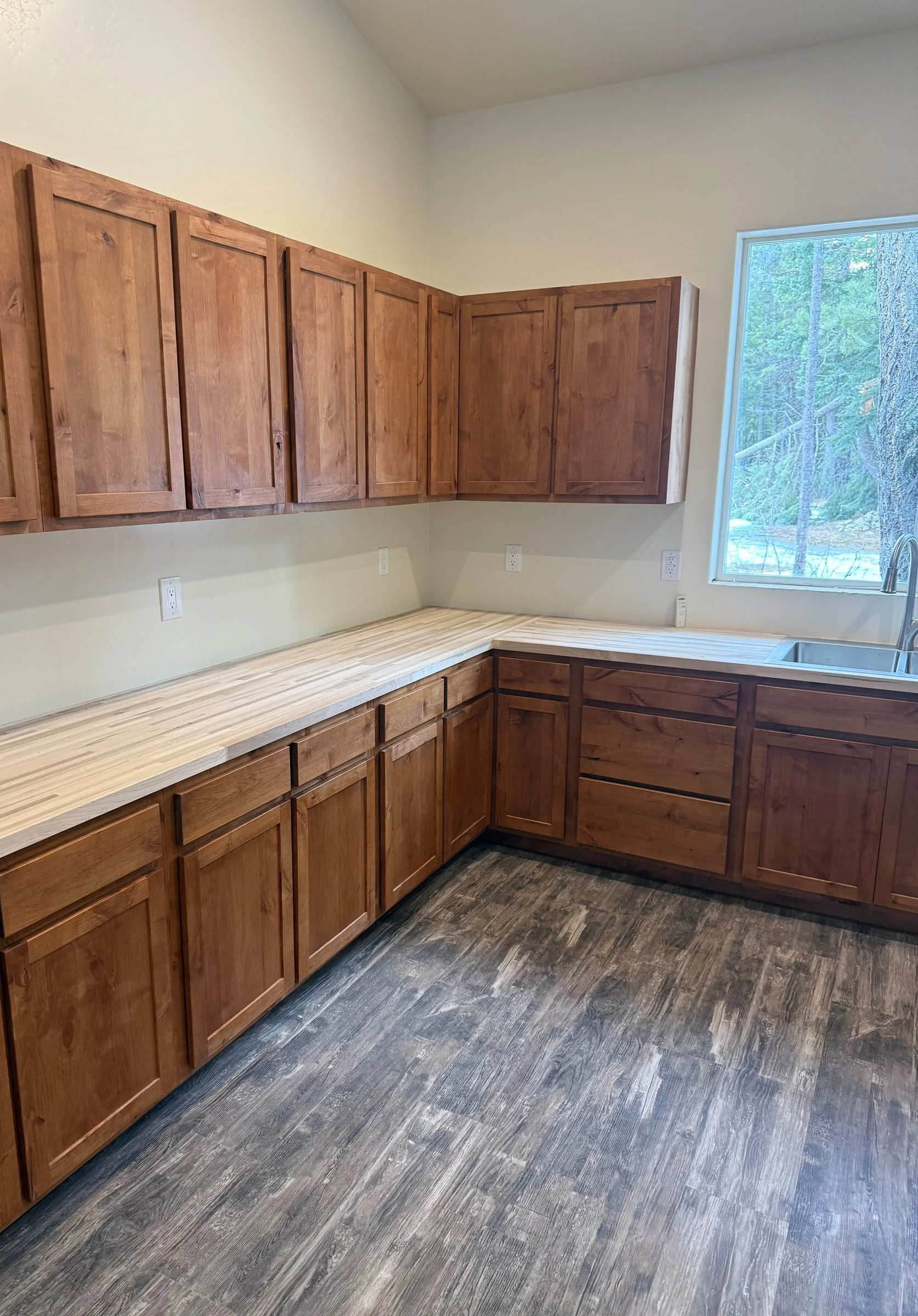 knotty-alder-kitchen-sparrow-kalispell-mt-01.jpg