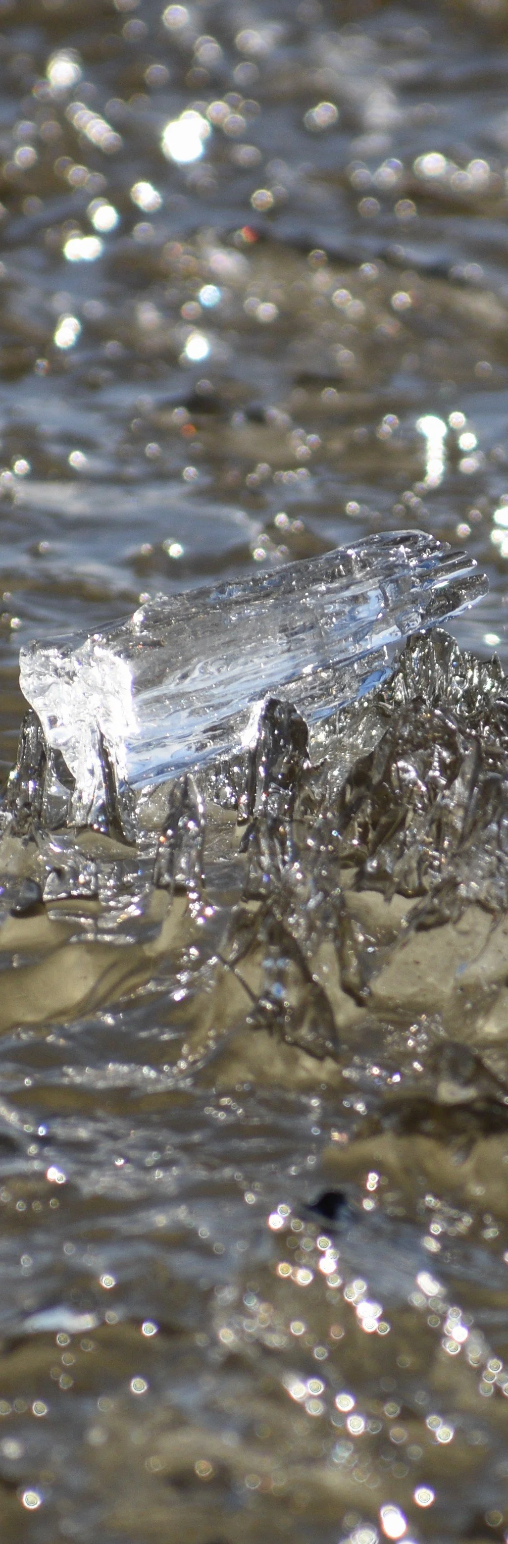 Remous de la glace sur l’eau relate à ceux du travail therapeutique en soutien accompagnement et en psychotherapie