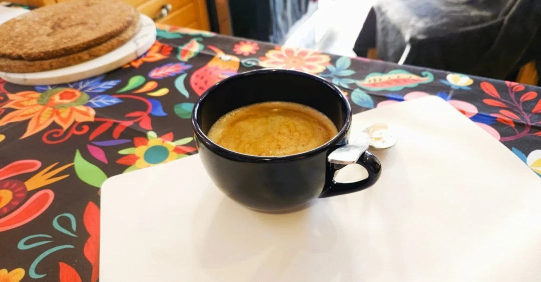 Cafe relaxant qui connecte les idées d’intimité et de professionnalisme