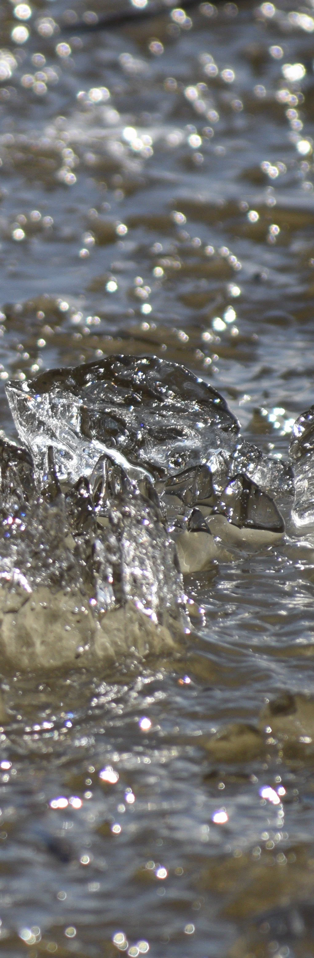 Remous de la glace sur l’eau relate à ceux du travail therapeutique en psychotherapie et en soutien accompagnement