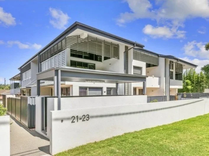 BROOKVALE
• External Acrylic  Render and Texture
• Internal Cement Render 
• Two-storey residential building comprising 18 units