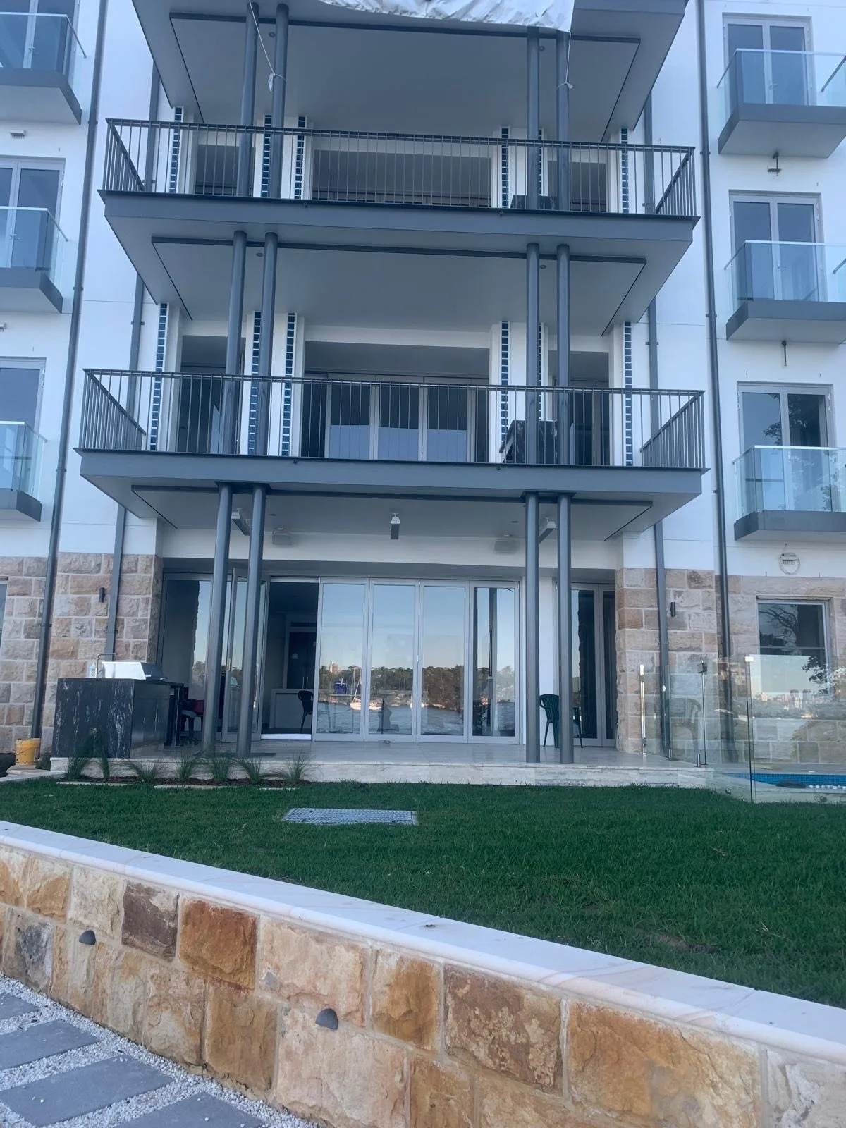MOSMAN
• External Acrylic 100PM Render
