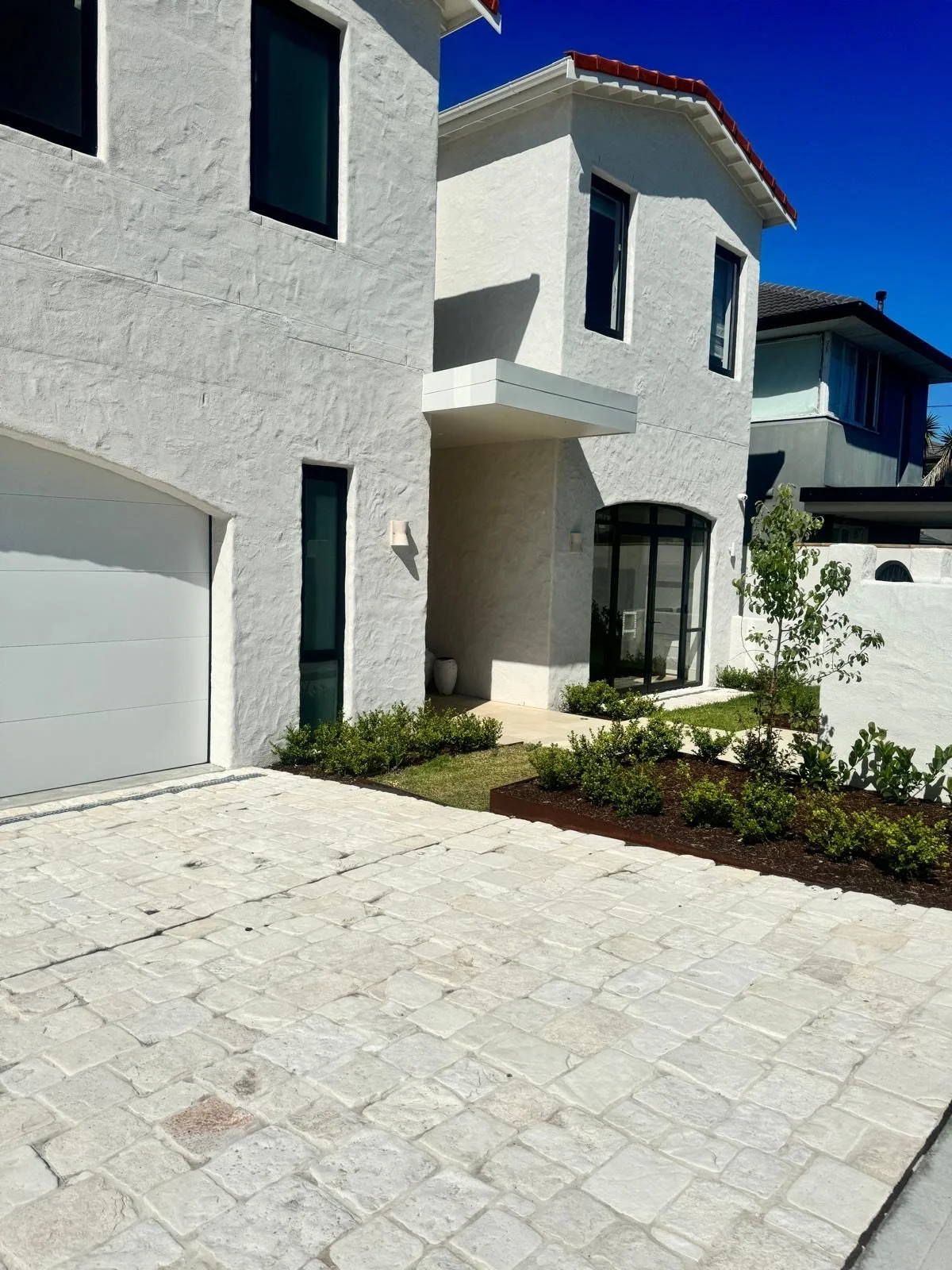 DOVER HEIGHTS
• External Acrylic Render Lump Finish
