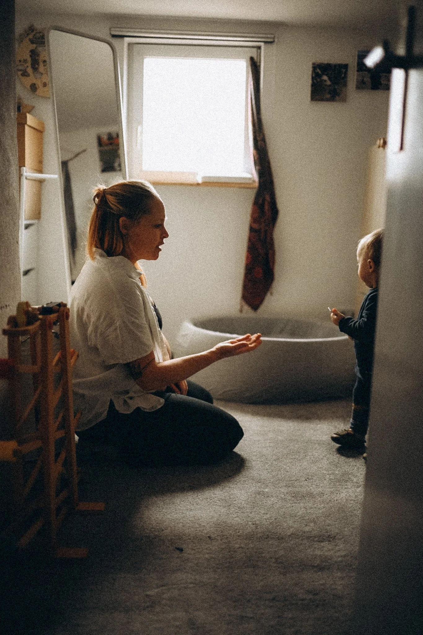 natürliche Familienfotografie in Kassel Schwangere Mama gibt Baby etwas in die Hand