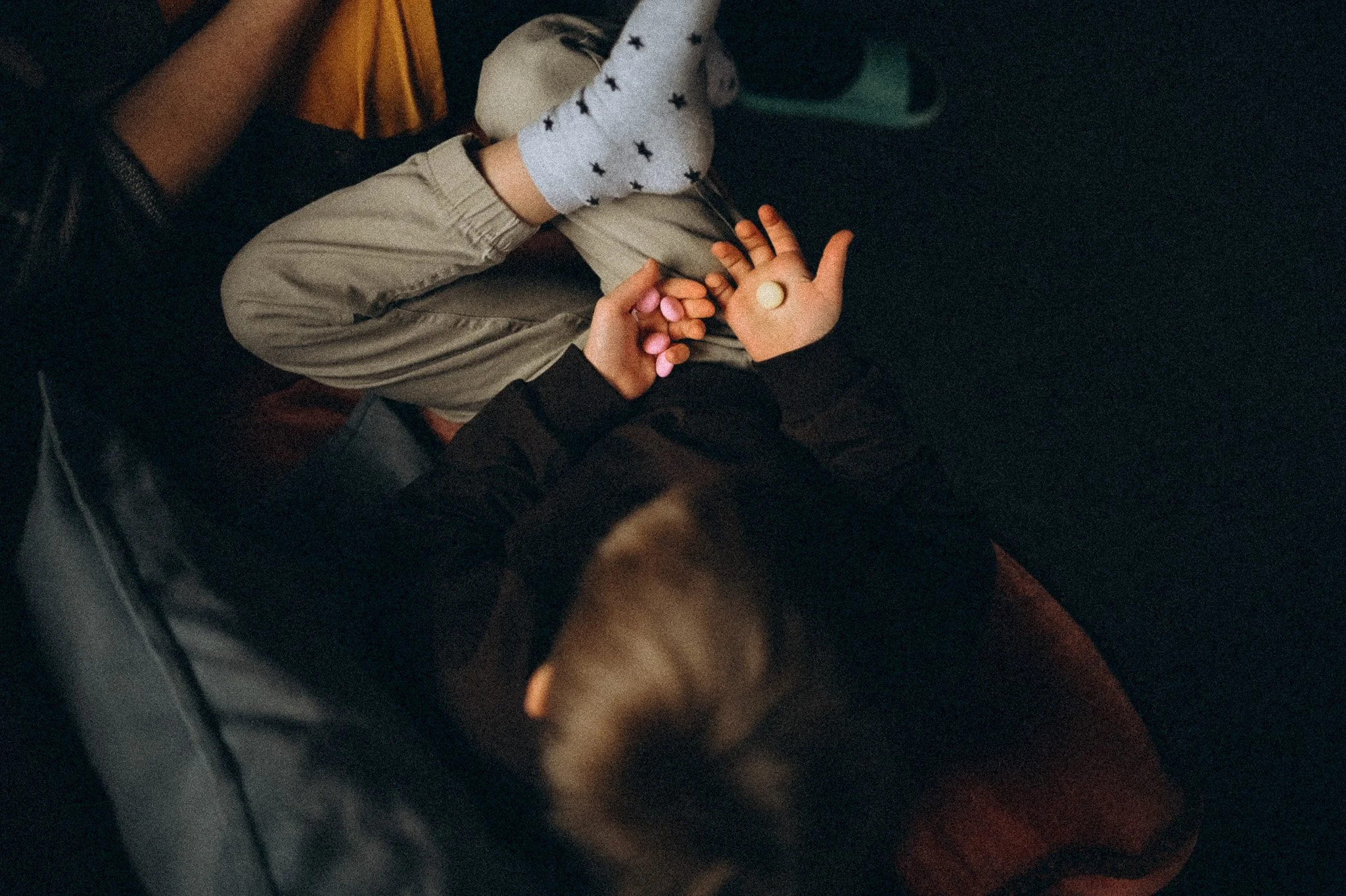 natürliche Familienfotografie in Kassel Kind hält Mentos in der Hand