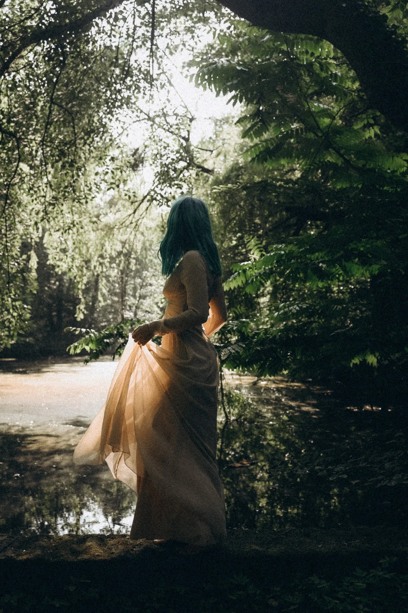 frau tanzt in der natur