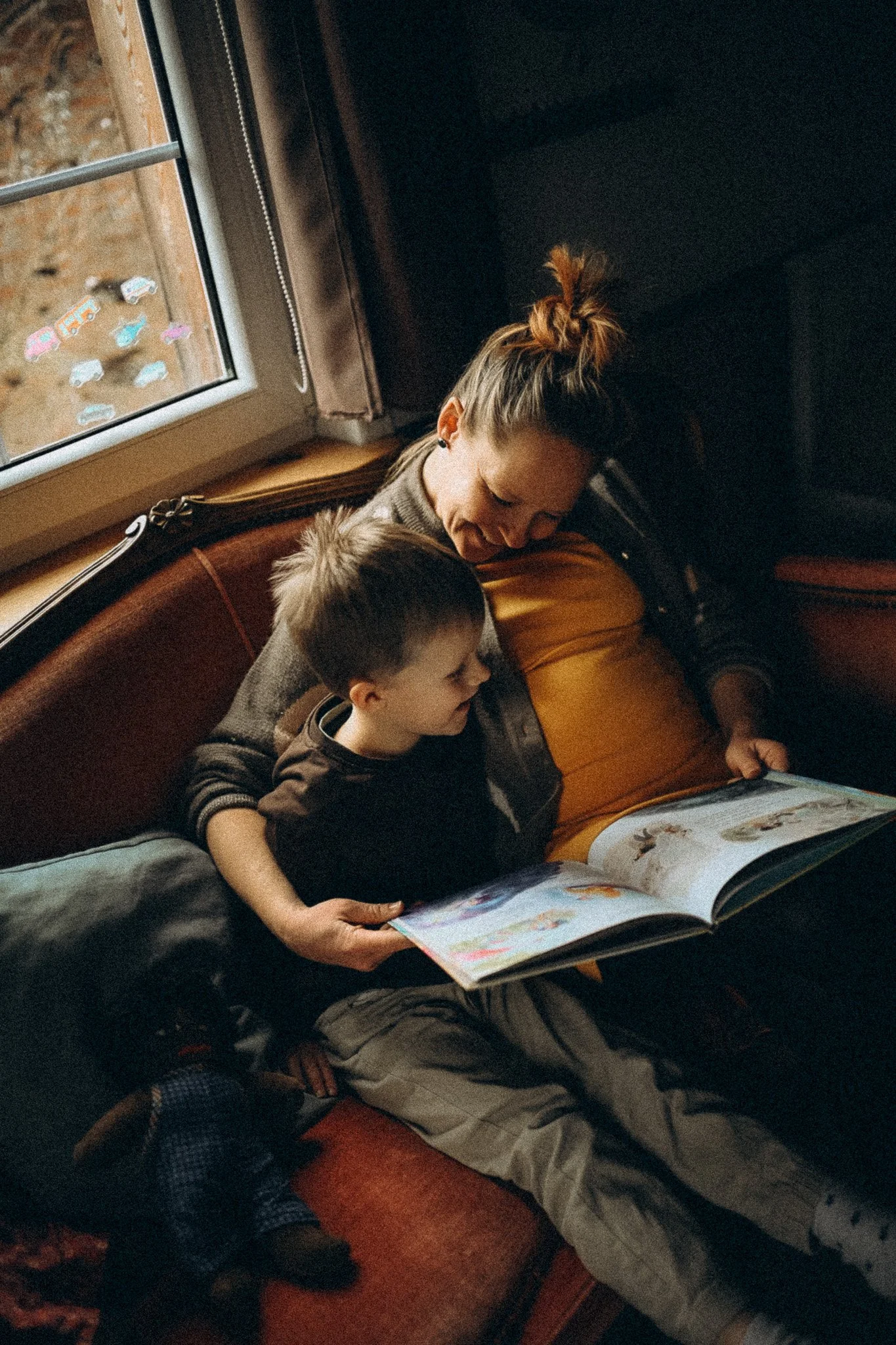 Natürliche Familienfotografie zuhause beim Buch anschauen in Kassel
