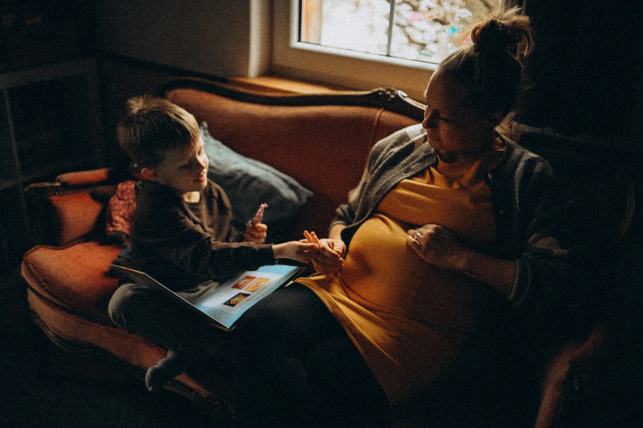 natürliche Familienfotografie in Kassel Kind und Mama unterhalten sich zuhause